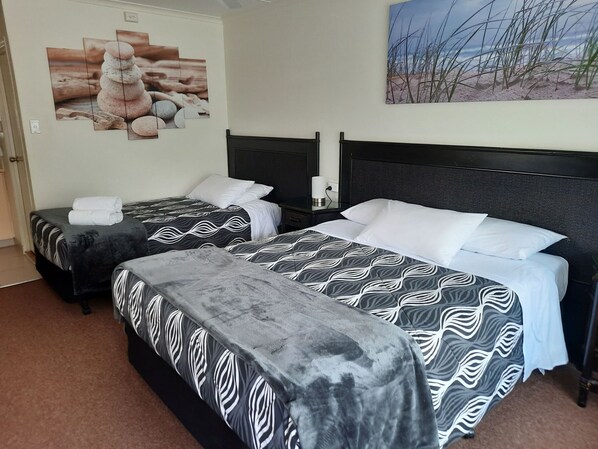 Suite Standard, 1 camera da letto, non fumatori (Twin Room) | Materassi a doppio strato, una scrivania, tende oscuranti