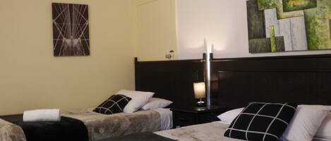 Suite – standard, 1 soverom, ikke-røyk (Twin Room) | Senger med overmadrass, skrivebord, blendingsgardiner og lydisolert