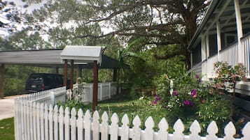 Cottage Tradisional, beberapa kamar, dapur (Historical Cottage 4 Bedroom) | Pemandangan taman