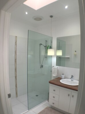Bathroom shower - Ingleside Stud Farm (Tallebudgera Valley)