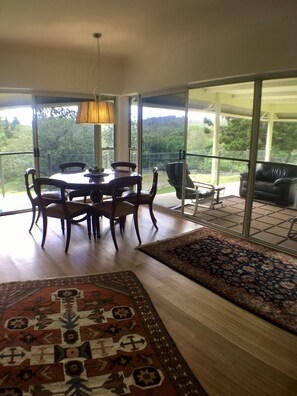 Suite estándar, 1 habitación, baño compartido (GOLD COAST B & B RETREAT) | Sábanas de algodón egipcio y ropa de cama de alta calidad