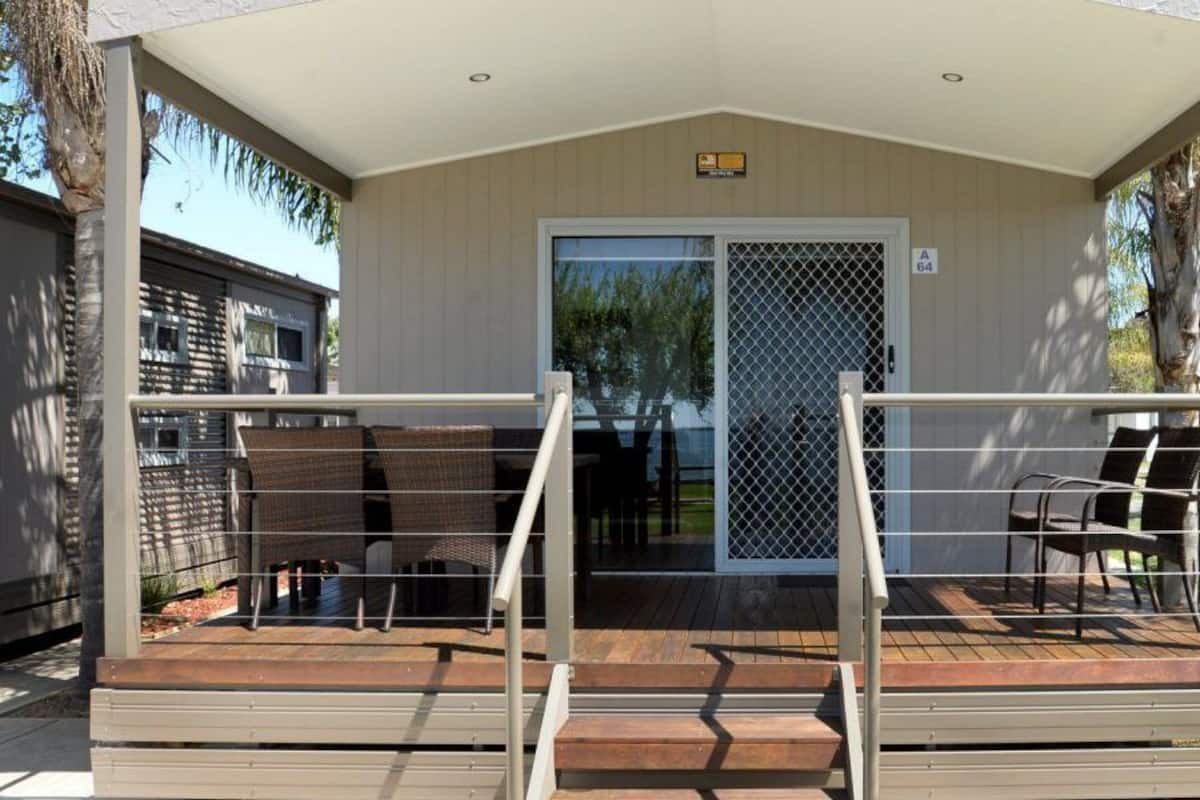2 Bedroom Waterfront Apartment - 6 Berth