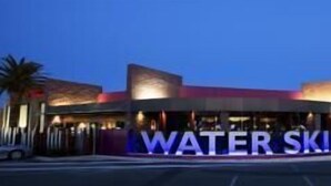 A building with a sign that reads "WATER SKI CLUB". - Ski Club Holiday Park (Mulwala)