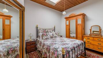 Romantic Armoury Cottage (Your own Private Cottage) | Soundproofing, iron/ironing board, bed sheets