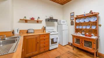 Refrigerador con freezer, microondas, horno, placa de cocina