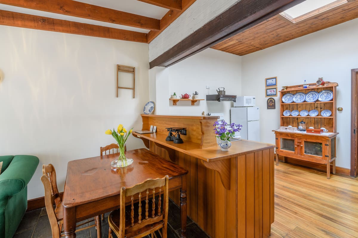 Romantic Sargeante Cottage (Your own Private Cottage) | Soundproofing, iron/ironing board, bed sheets