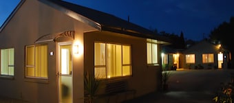 Almond Court Motel