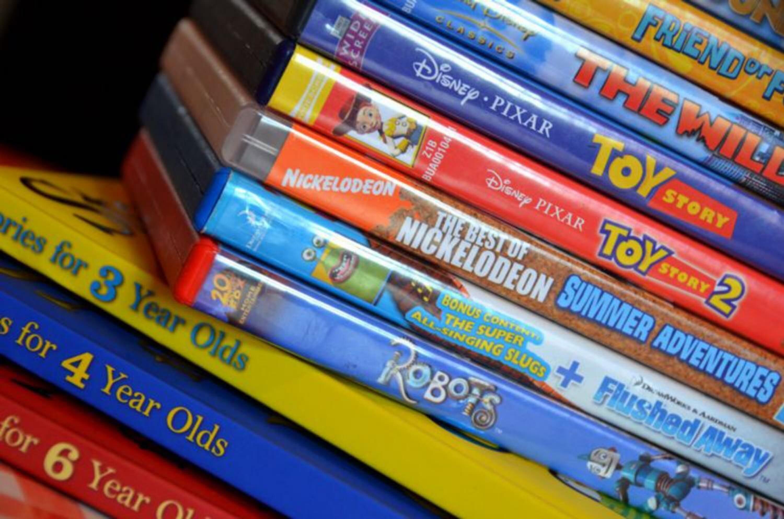 Een stapel dvd's met titels zoals 'The Wild', 'Toy Story 2' en 'Nickelodeon'.