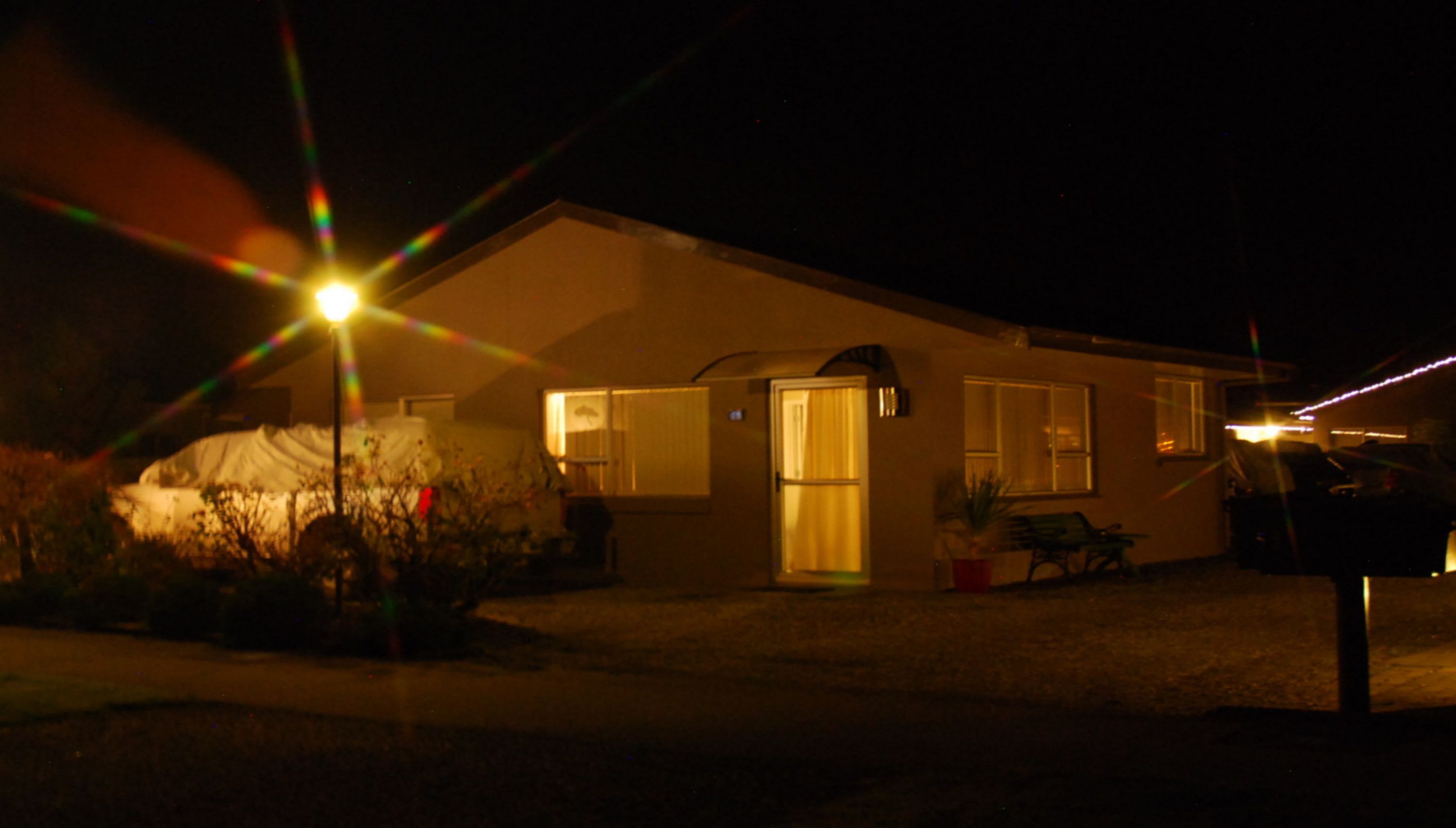 Une maison dotée d’un espace extérieur abrité, d’une porte bien visible et d’une fenêtre.