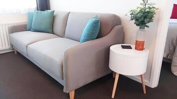 1 slaapkamer, luxe beddengoed, individueel gedecoreerd, een bureau