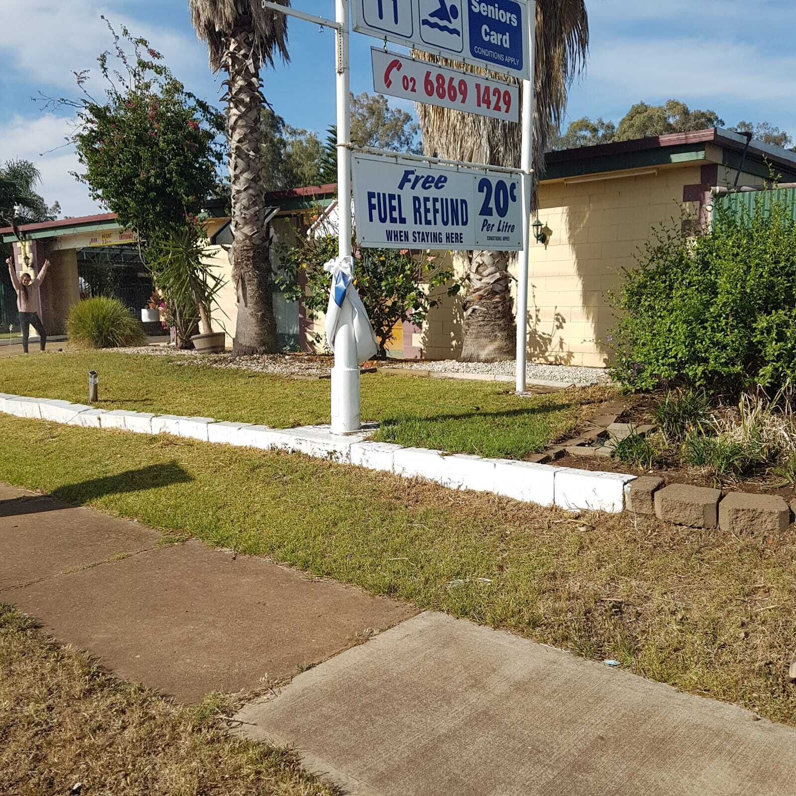 A fuel refund sign offering 20 cents per litre when staying at the location.