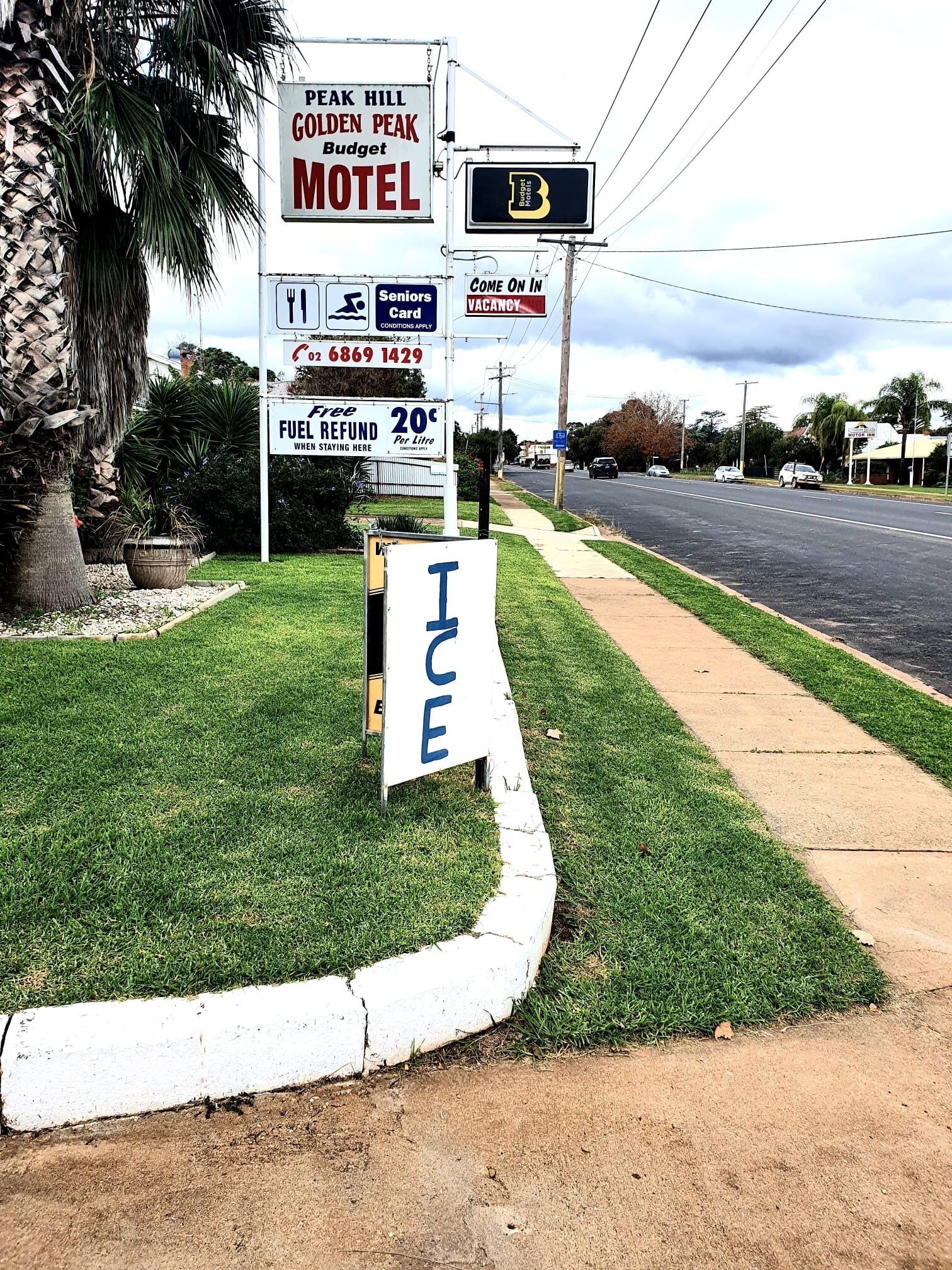 住宿正面 (夜晚)