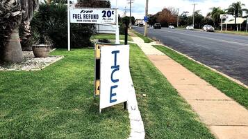 Façana frontal de l'allotjament (vespre/nit)