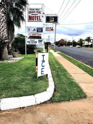 Motel Schild mit Annehmlichkeiten, darunter Tankrabatt und Seniorenkarte.