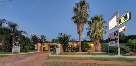 Exterior. Peak Hill Golden Peak Budget Motel