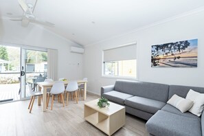 Habitación, 2 habitaciones | Zona de estar | Televisión de 43 pulgadas con canales digitales