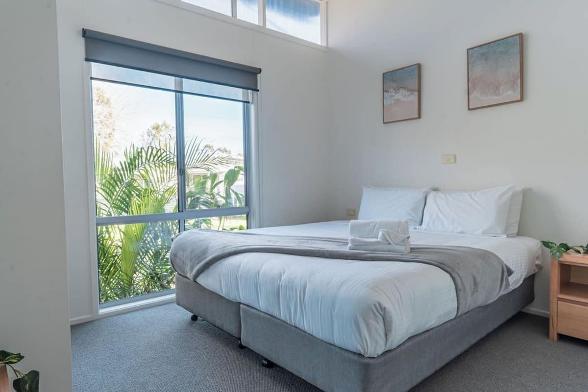 Vila standard | Ferros/tábuas de passar roupa, berços grátis, roupa de cama