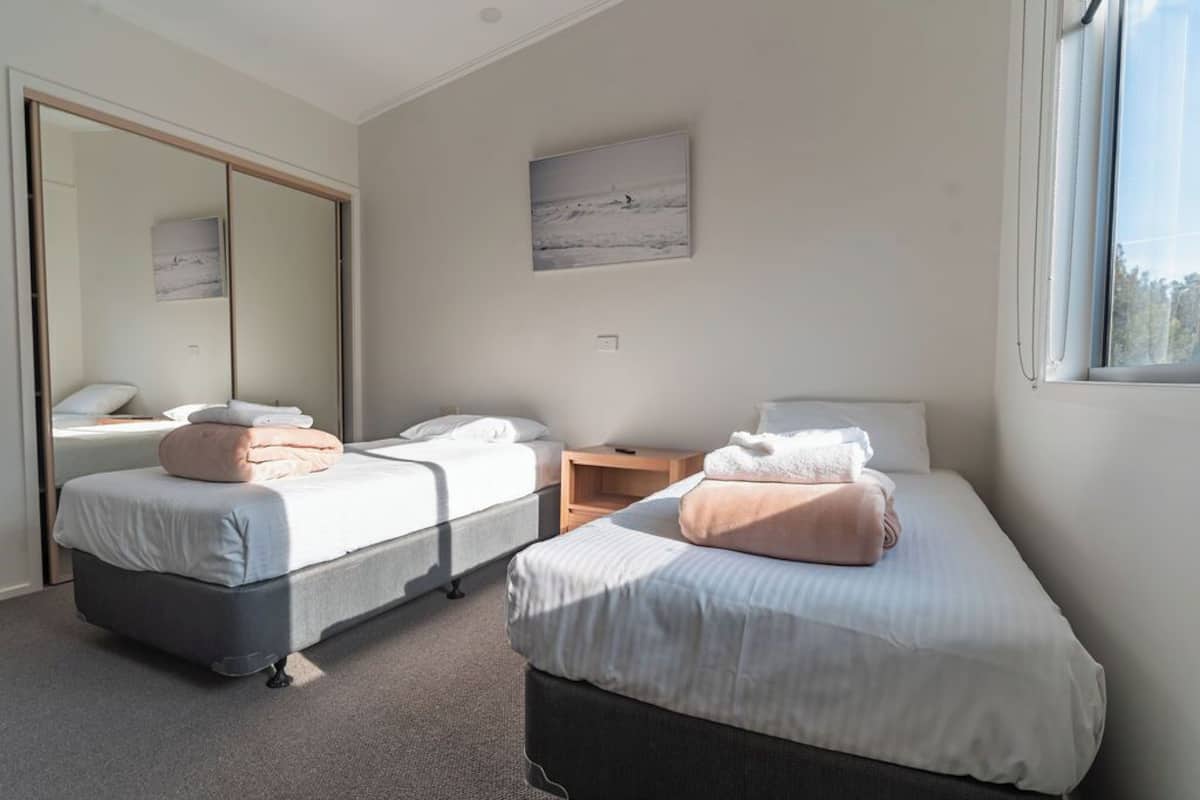 Villa estándar | Tabla de planchar con plancha, cunas gratuitas, ropa de cama