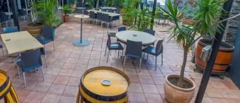 3 Bars/Lounges