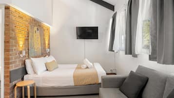 Deluxe Loft | Minibar, desk, blackout drapes, iron/ironing board