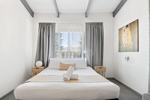 Leilighet – deluxe | Minibar, skrivebord, blendingsgardiner og strykejern/-brett