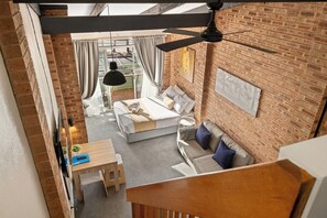 华丽公寓, 阳台, 湖景 | 迷你吧、办公桌、遮光窗帘、熨斗/熨衣板