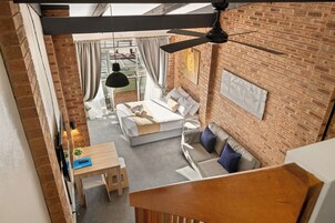 Minibar, escritorio, cortinas blackout y tabla de planchar con plancha 