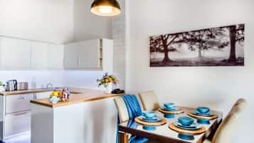 Departamento superior, vista al lago | Servicio a la habitación