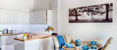 Apartamento superior, vistas al lago | Servicio de comidas en la habitación
