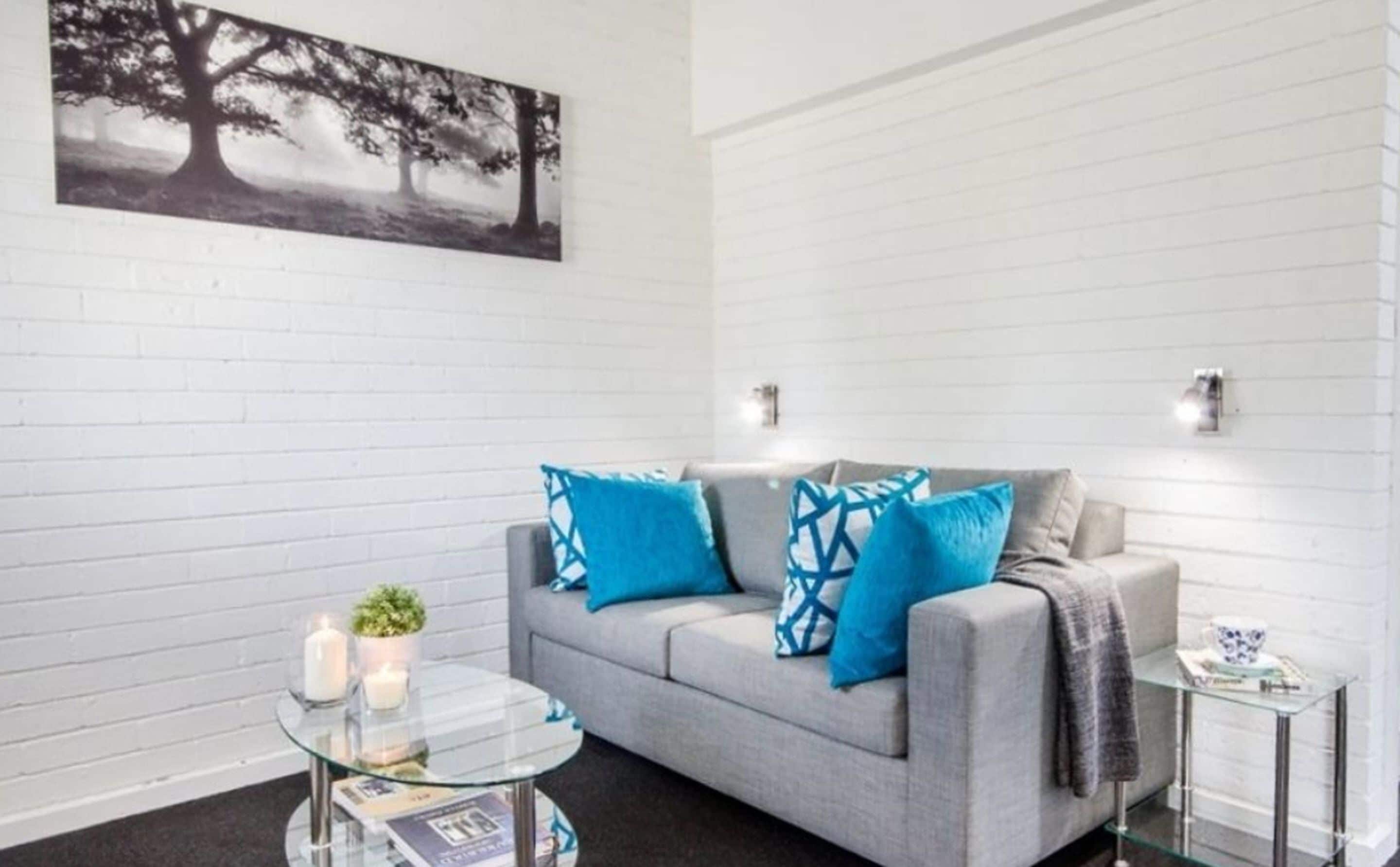 Superior Apartment, Lake View | Ruang tamu | 40 inci televisyen LED dengan digital, Netflix, Hulu