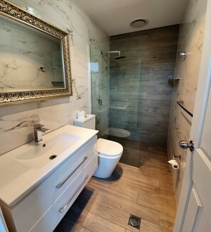 Habitación, 1 cama de matrimonio (Queen Room 16 Top Floor) | Baño | Ducha, secador de pelo y toallas