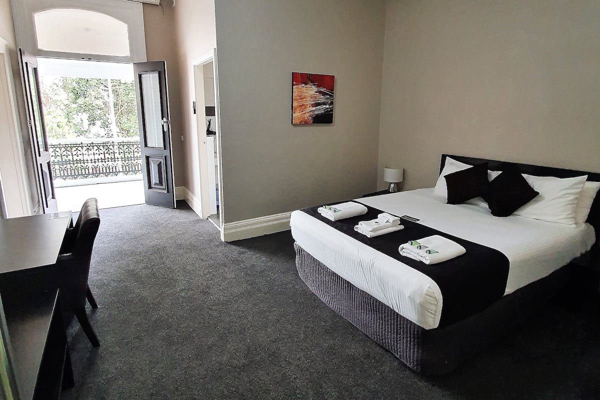 Standard Room, 1 Katil Ratu (Queen), Non Smoking (Queen Room 6) | Seterika/papan seterika, Wi-fi percuma, cadar katil