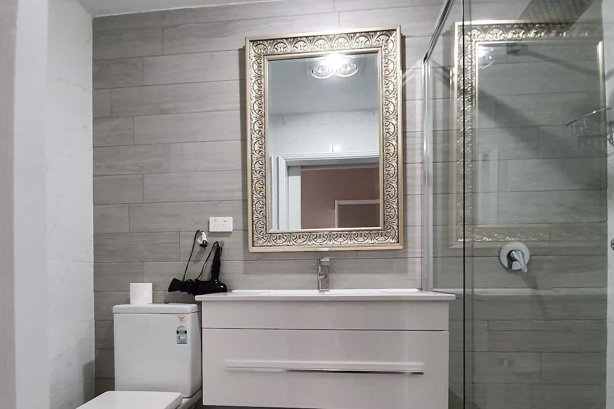 queen room 14 top floor (stair access only) | bathroom | shower, hair dryer, towels