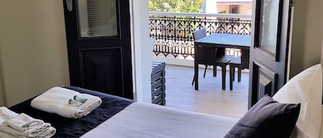 Tweepersoonskamer, niet-roken (Double Room 8) | Een strijkplank/strijkijzer, gratis wifi, beddengoed