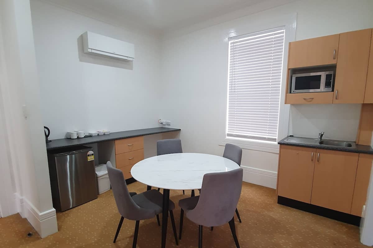 Apartment | Dapur kecil peribadi | Peti sejuk, pembancuh kopi/teh, cerek elektrik
