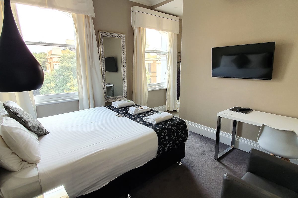 Room, 1 Katil Ratu (Queen) (Queen Room 16 Top Floor) | Seterika/papan seterika, Wi-fi percuma, cadar katil