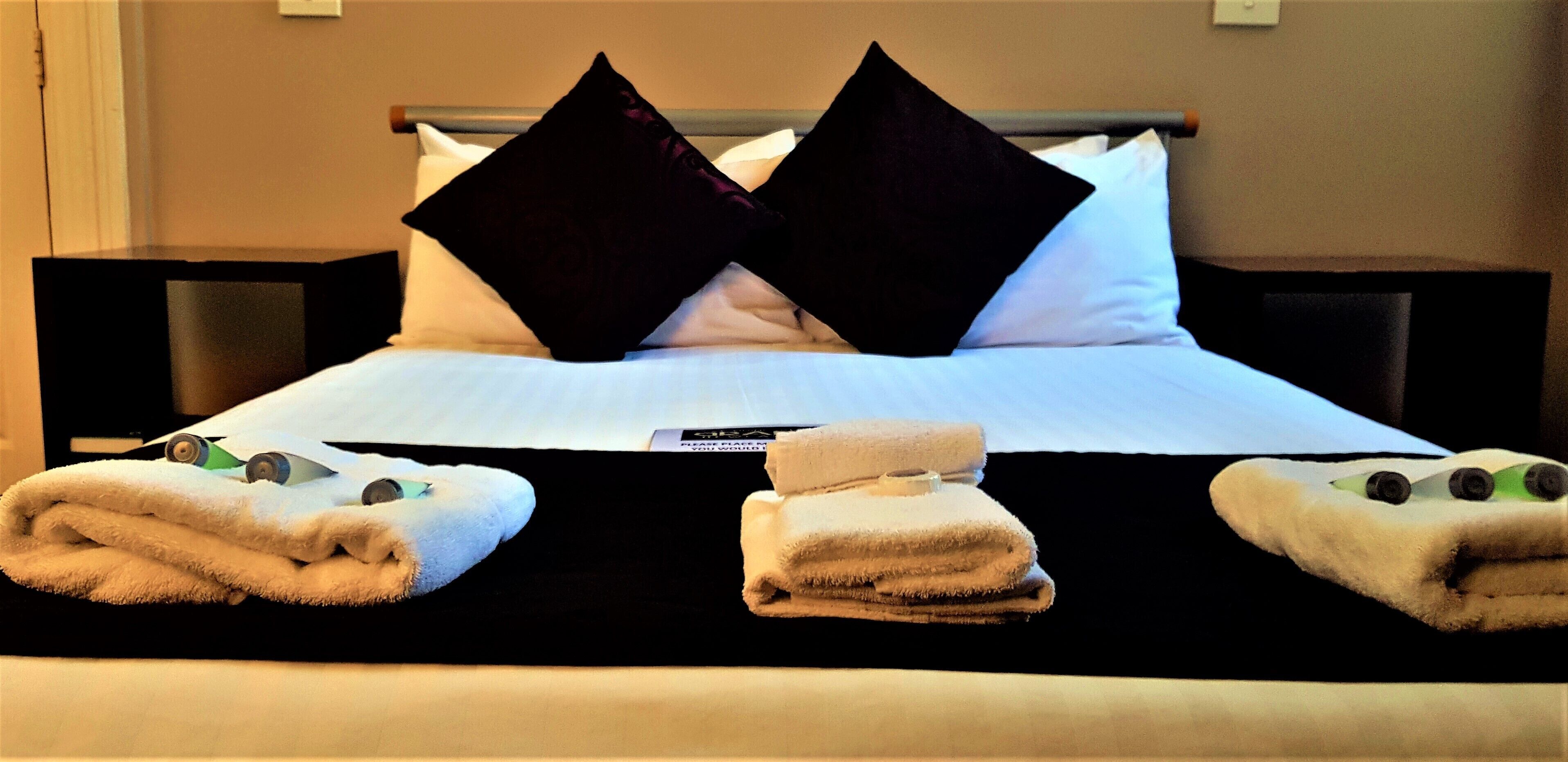 Tabla de planchar con plancha, wifi gratis y ropa de cama 