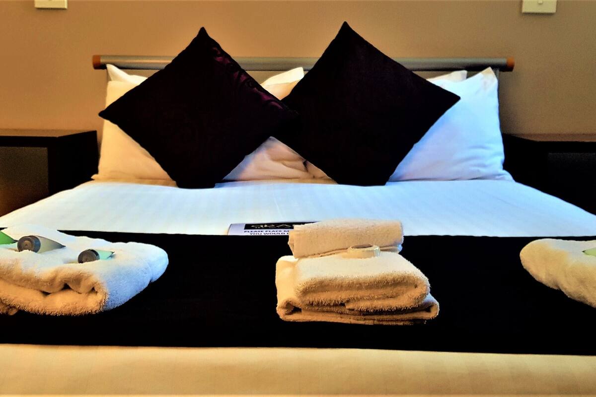 basic double room, 1 double bed | iron/ironing board, free wifi, bed sheets