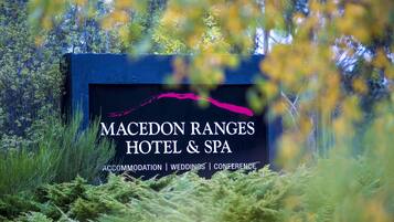 Señal del Macedonia Ranges Hotel & Spa con alojamiento, servicios para bodas y conferencias.