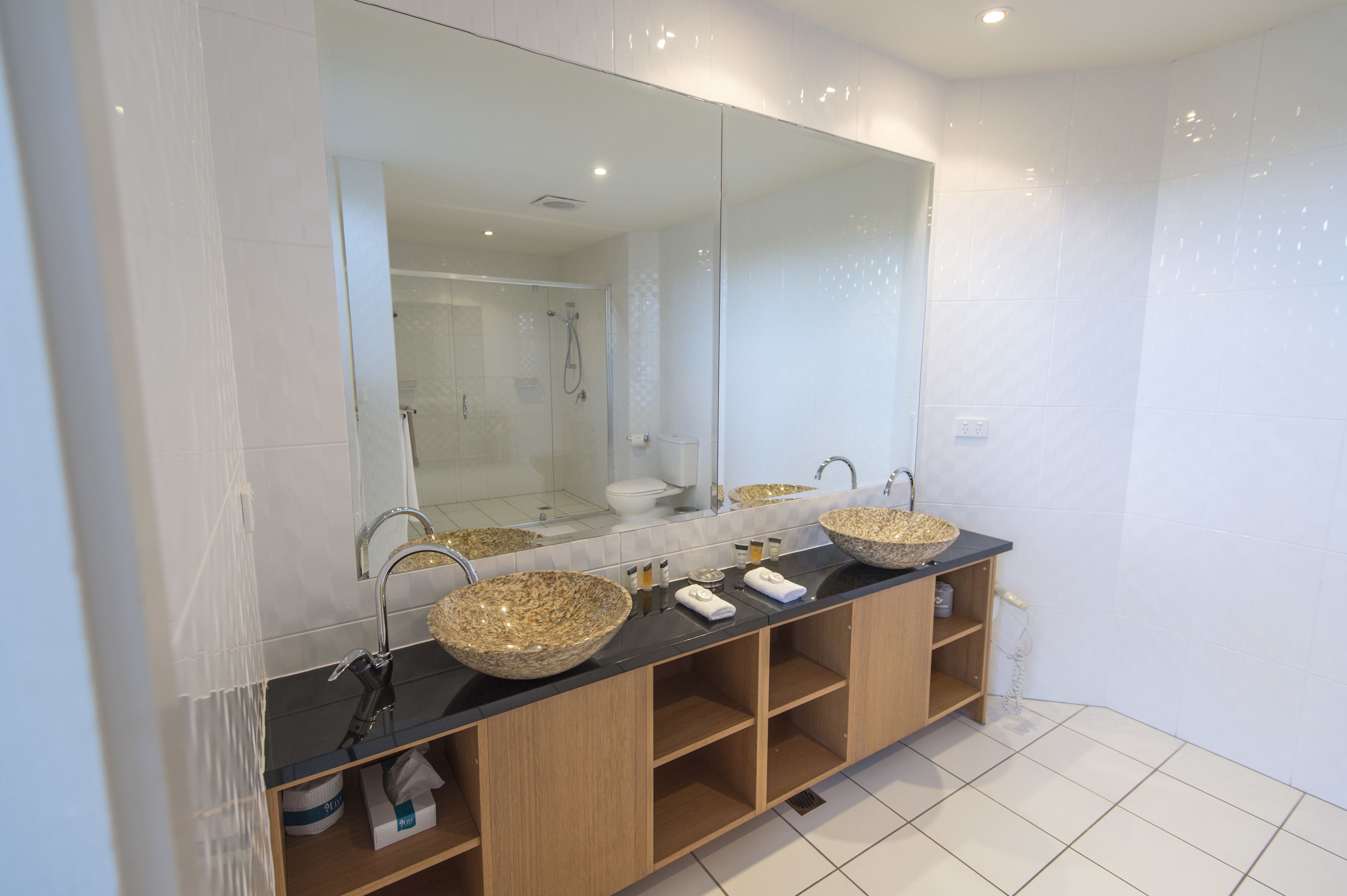executive suite | bathroom | free toiletries, hair dryer, towels, soap