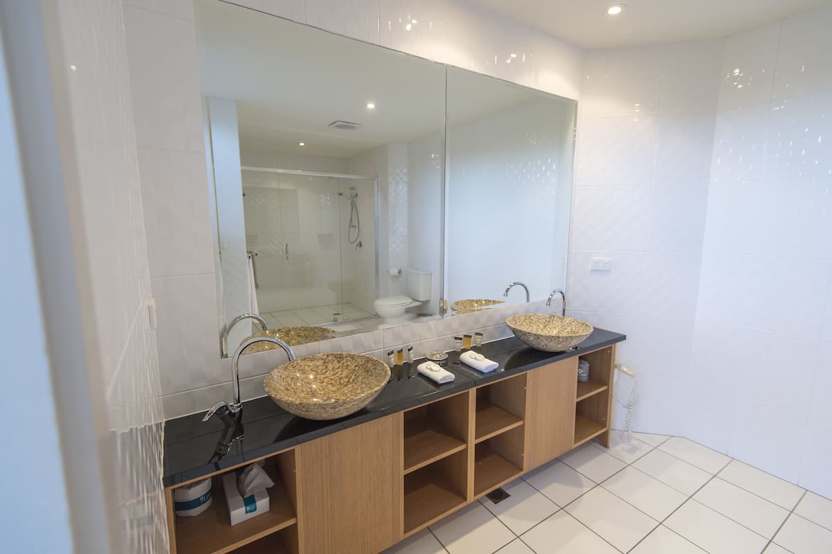 executive suite | bathroom | free toiletries, hair dryer, towels, soap