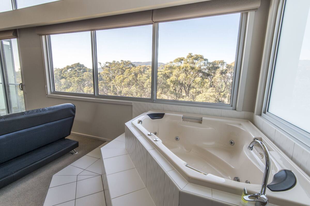 executive suite | jetted bathtub