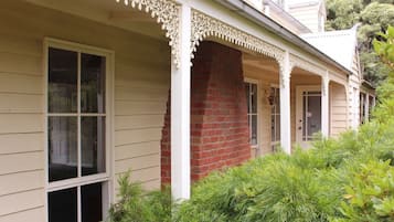 Farmhouse Cottage | Free minibar items, desk, iron/ironing board, bed sheets