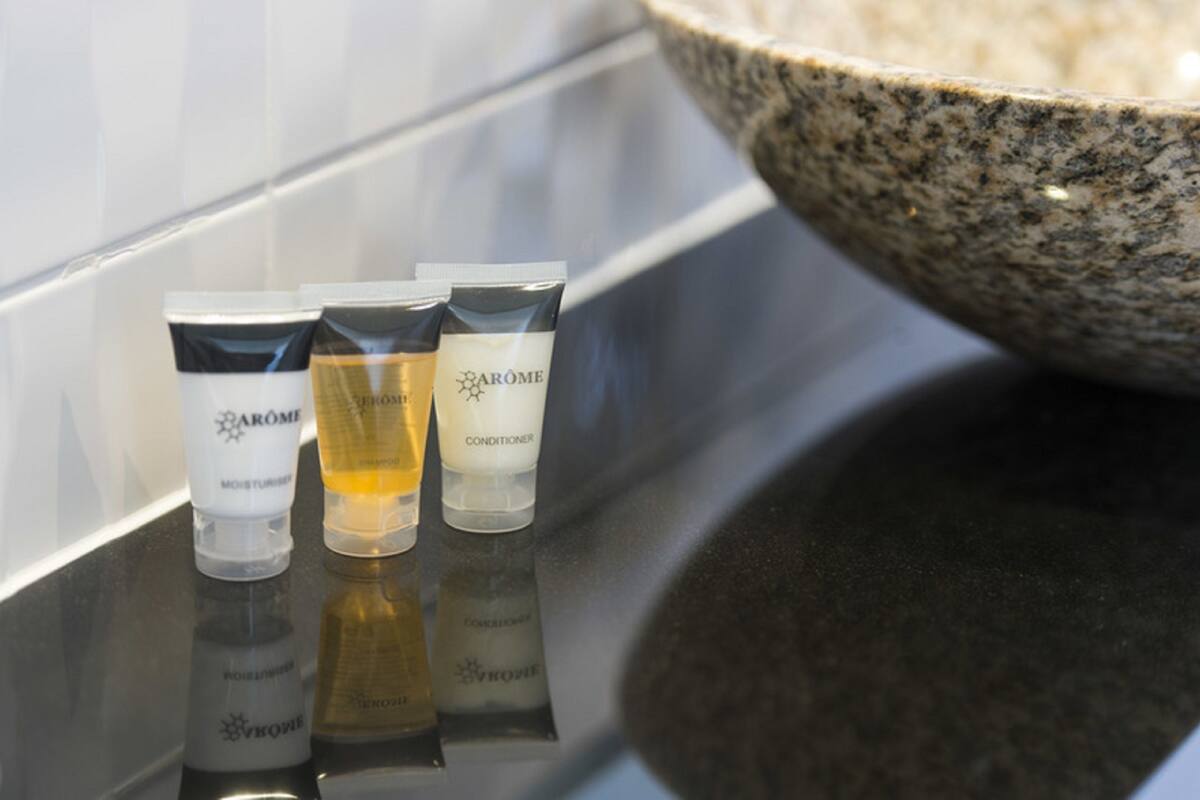 executive suite | bathroom amenities | free toiletries, hair dryer, towels, soap