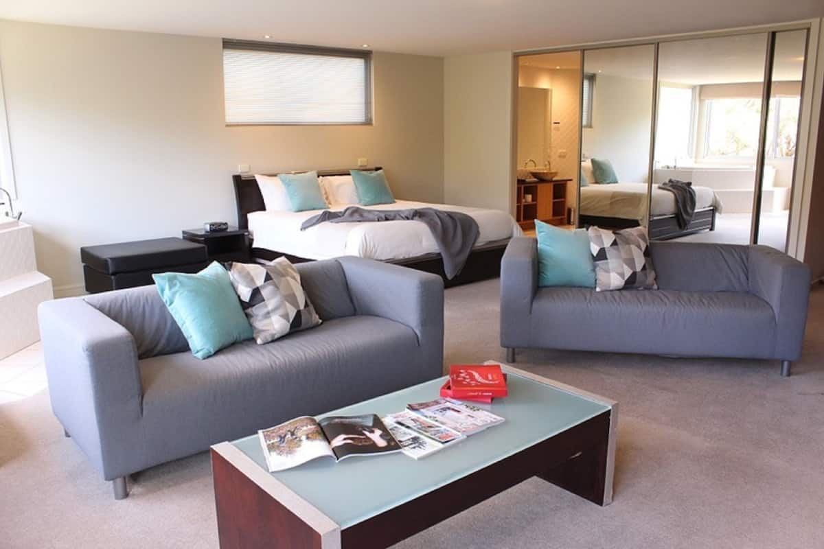 executive suite | 1 bedroom, free minibar items, desk, iron/ironing board