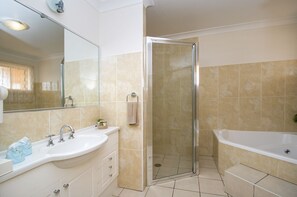 Chambre Exécutive, non-fumeurs, coin cuisine (Executive spa room) | Salle de bain | Articles de toilette gratuits, sèche-cheveux, serviettes fournies