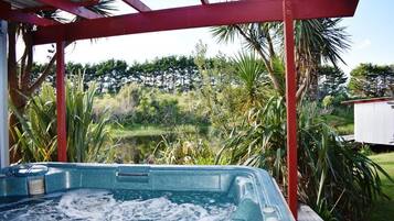 Outdoor spa tub