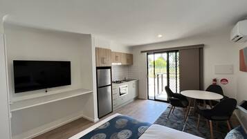 Studio Standar | 2 kamar tidur, setrika/meja setrika, Wi-Fi gratis, dan seprai linen