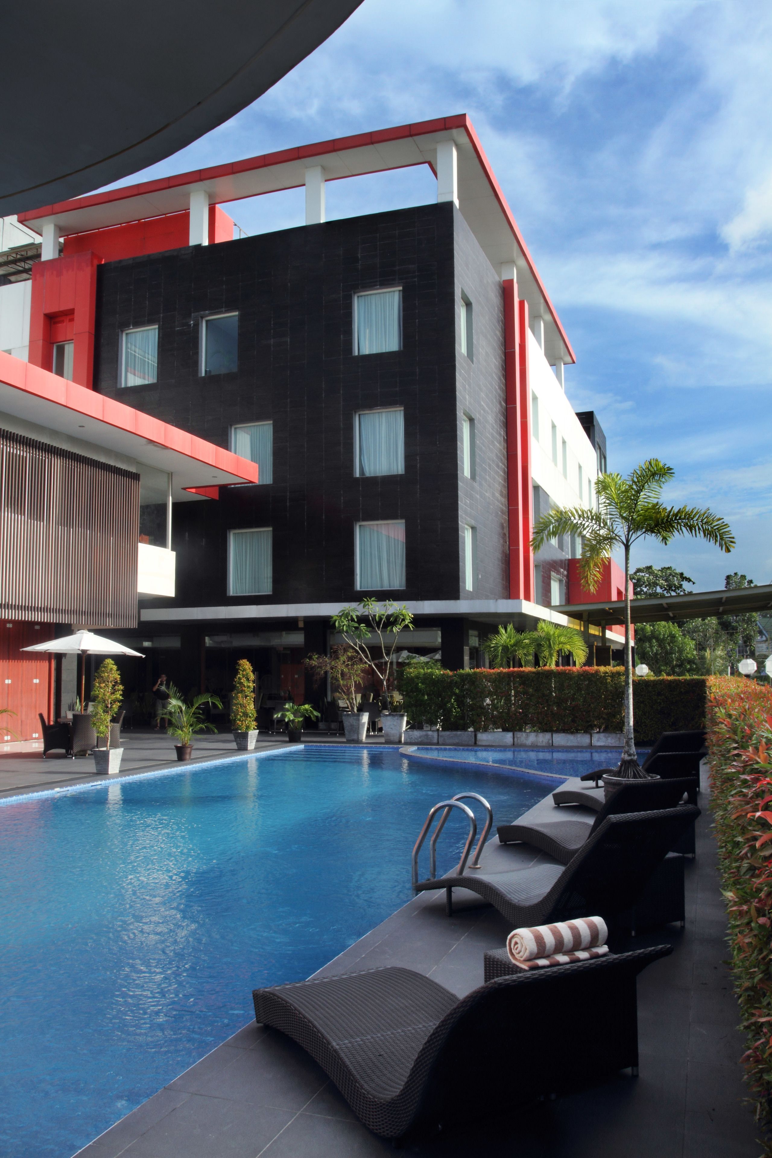 Alberca al aire libre y camastros 