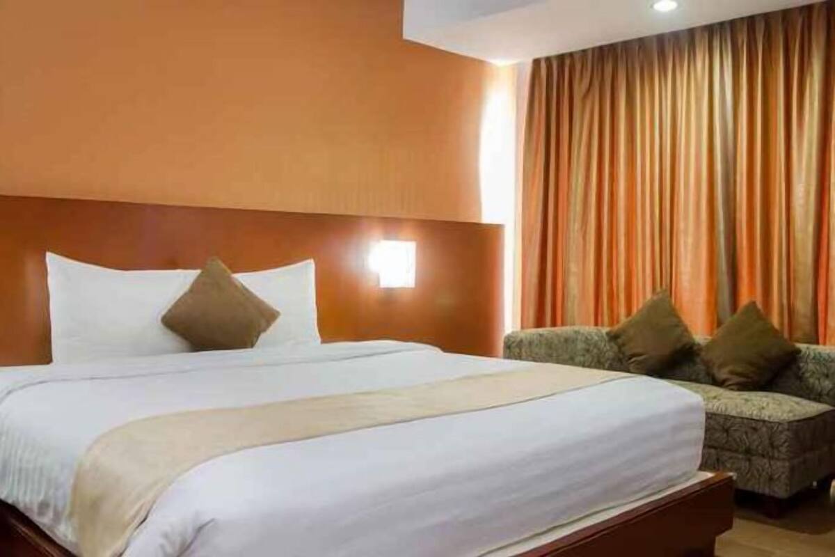 Minibar, brankas, meja kerja, dan Wi-Fi gratis